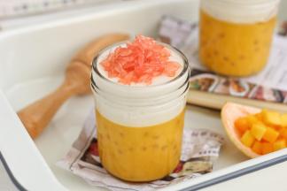 凝固后把西柚肉取出放在布丁上面，开吃吧~