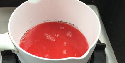 锅置火上，倒入西瓜汁