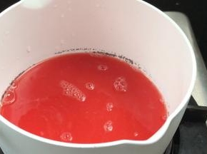 锅置火上，倒入西瓜汁