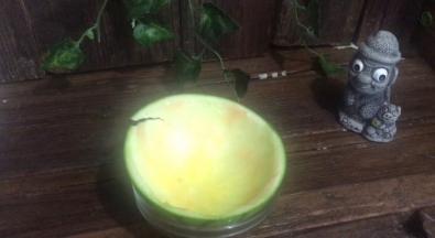 西瓜皮里面的白瓤刮干净，当碗备用