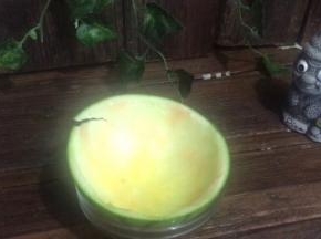 西瓜皮里面的白瓤刮干净，当碗备用