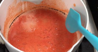 开始沸腾之前，淋入糯米粉糊，边淋边搅拌至沸腾