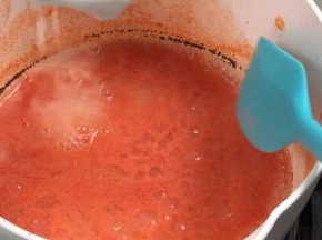 开始沸腾之前，淋入糯米粉糊，边淋边搅拌至沸腾