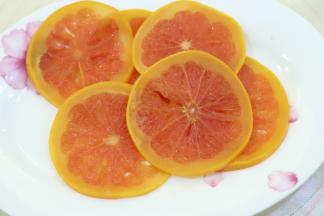 2. 取出西柚片，沥干水分。