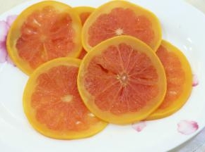 2. 取出西柚片，沥干水分。
