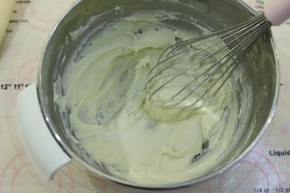 牛奶和玉米油倒入打蛋盆内，拌至乳化，筛入低粉，拌至无干粉。