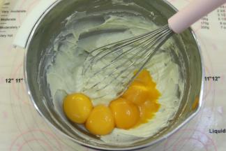 鸡蛋分出蛋黄和蛋白，蛋白放入冰箱冷冻，蛋黄磕入油水粉混合物内，拌匀。