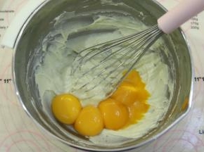鸡蛋分出蛋黄和蛋白，蛋白放入冰箱冷冻，蛋黄磕入油水粉混合物内，拌匀。