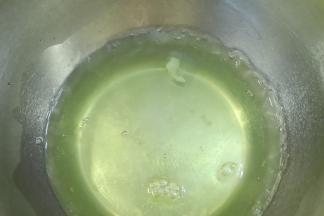 从冰箱取出蛋清，表面已经冻有一层薄霜。