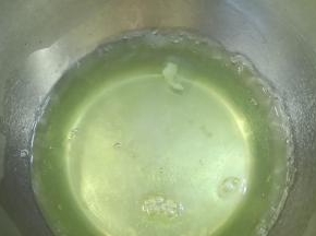 从冰箱取出蛋清，表面已经冻有一层薄霜。