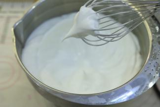 调至6档，分三次将细砂糖加入到蛋清内，打发至大弯钩。（最后一分钟可以调低至2档整理气泡）