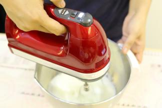 打蛋器安装上单头的线抽打蛋头，先2档打散蛋清。