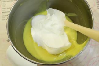 先将1/3的蛋白加入到蛋黄糊内，利用切拌的手法切拌均匀。