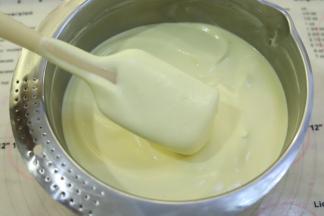 拌好的蛋糕糊倒入剩余的蛋清内，混合后的蛋糕糊表面光滑细腻有光泽。