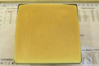 出炉后，用脱模刀在模具边缘刮离蛋糕体。