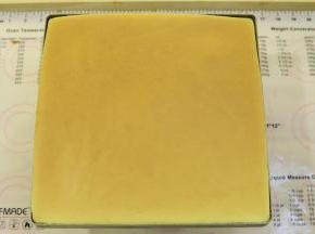 出炉后，用脱模刀在模具边缘刮离蛋糕体。