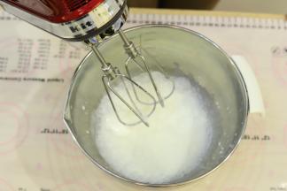 淡奶油+糖倒入打蛋盆内，打蛋器换成双头的打蛋头，中速打发奶油至裱花状态。