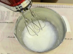 淡奶油+糖倒入打蛋盆内，打蛋器换成双头的打蛋头，中速打发奶油至裱花状态。