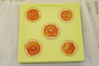 将蛋糕片四周切整齐，底部斜切。