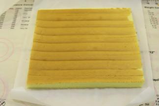 将蛋糕片翻转成正面朝上。