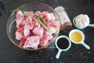 准备好食材，沙茶酱是朋友送的，今天终于派上用场了。沙茶酱是流行福建、广东潮汕等地的一种调味，因为它有大蒜，洋葱，花生米等特殊的复合香味、所以其他材料不需要再多，做出来的排骨味道就很香浓了。