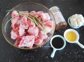 准备好食材，沙茶酱是朋友送的，今天终于派上用场了。沙茶酱是流行福建、广东潮汕等地的一种调味，因为它有大蒜，洋葱，花生米等特殊的复合香味、所以其他材料不需要再多，做出来的排骨味道就很香浓了。