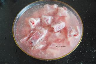 首先我们要将排骨的血水排一排，因为是蒸的排骨，不要焯水，只要用清水和少许米醋清洗3遍就能很好的去除血水，这样处理后的排骨腥味全无，鲜味还不减哦。