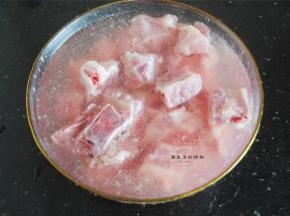 首先我们要将排骨的血水排一排，因为是蒸的排骨，不要焯水，只要用清水和少许米醋清洗3遍就能很好的去除血水，这样处理后的排骨腥味全无，鲜味还不减哦。