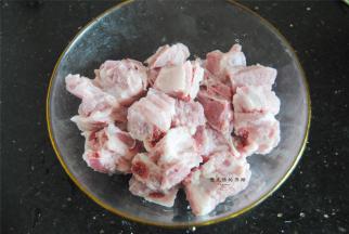 处理好的排骨沥干水分，放进大碗里。