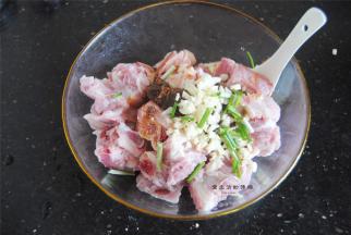 加入所有的调味料，混合均匀。