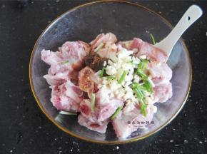 加入所有的调味料，混合均匀。