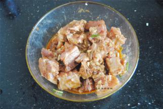 盖上保鲜膜放入冰箱冷藏腌制2小时。