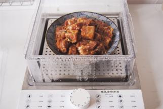 2小时后取出放进盘里，腌制出来的汁液不要浪费，再把盘放进蒸锅里