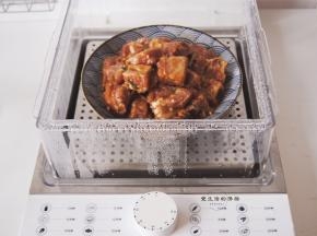 2小时后取出放进盘里，腌制出来的汁液不要浪费，再把盘放进蒸锅里