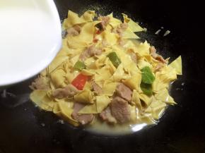 用淀粉水勾薄芡出锅