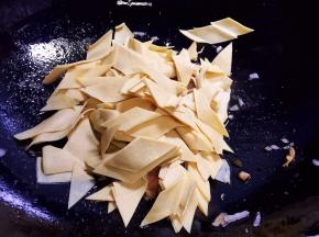 放入干豆腐翻炒片刻