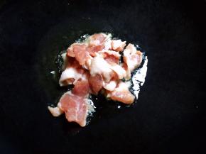 油锅烧热，放入肉片翻炒片刻