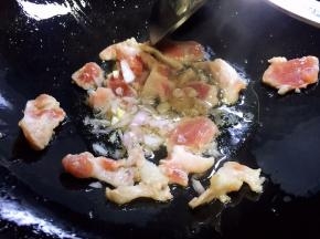 放入毛葱翻炒