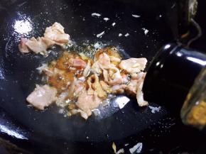 放入五香粉翻炒几下