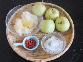 准备好食材，我们这桂花梨便宜又新鲜，就买了这个，您那里要是没有卖那就换成雪梨，酥梨都可以，但甜度不一样，冰糖的量自然也不一样，鲜银耳可以用干银耳浸泡代替。
