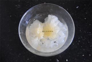将鲜银耳清洗浸泡去掉杂质，鲜银耳的好处就是炖煮时间不用太久也容易出胶，口感也不错。