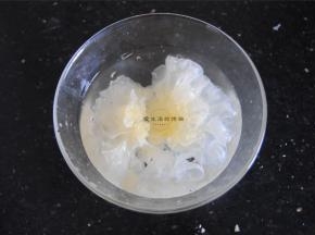 将鲜银耳清洗浸泡去掉杂质，鲜银耳的好处就是炖煮时间不用太久也容易出胶，口感也不错。