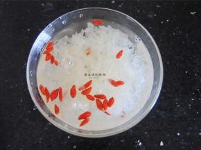 将清洗干净的鲜银耳剪碎和枸杞一起浸泡15分钟左右。