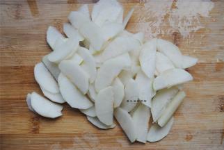 桂花梨去皮去核切薄片，也可以带皮一起煮，功效更佳，但是我家孩子不喜欢吃带皮的果肉，所以优先孩子的口感，就全去皮了。