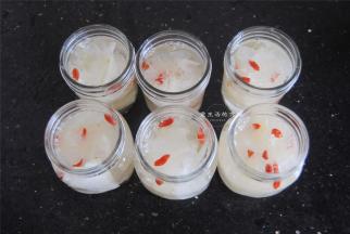 将银耳枸杞和梨片放入杯里，加入适量的冰糖，喜甜的可以多加一些。加入适量的纯净水。