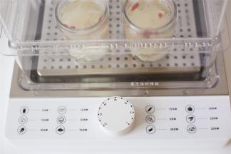 放入臻米蒸箱里，注入适量的清水