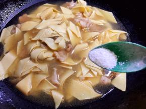 放盐，大火烧开转中火炖一会儿