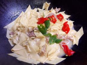 汤汁浓稠时放入尖椒炒匀