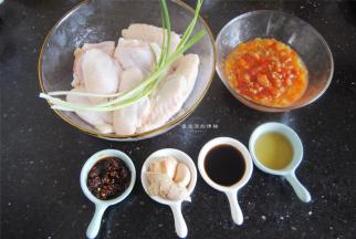 准备好原材料，剁椒买的是香而微辣的，所以我会多放一些，吃完了鸡翅剩下的还能拌着饭吃呢。