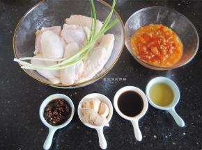 准备好原材料，剁椒买的是香而微辣的，所以我会多放一些，吃完了鸡翅剩下的还能拌着饭吃呢。